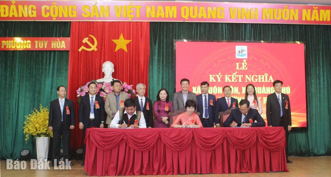 Đại diện Ủy ban MTTQ Việt Nam các địa phương ký kết văn bản kết nghĩa