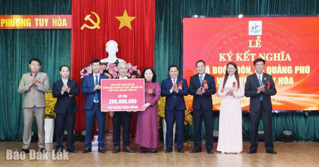 Lãnh đạo Đảng ủy, UBND xã Quảng Phú trao tặng 200 triệu đồng hỗ trợ phường Tuy Hòa khắc phục mưa lụt