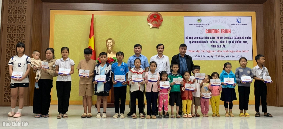 Các đơn vị trao quà cho trẻ em có hoàn cảnh khó khăn   xã Krông Ana