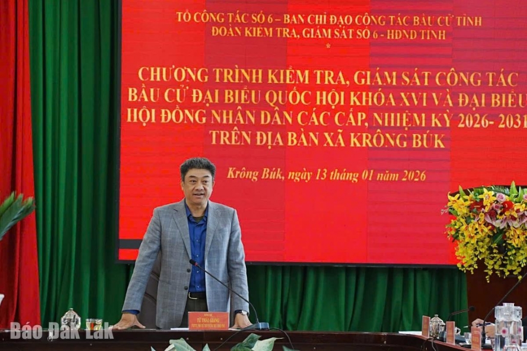 Đồng chí Từ Thái Giang, Ủy viên Ban Thường vụ Tỉnh ủy, Phó Chủ tịch Thường trực HĐND tỉnh phát biểu kết luận tại buổi làm việc với xã Krông Búk.