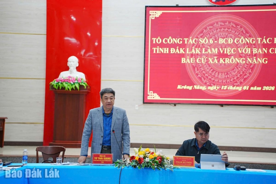 Đồng chí Từ Thái Giang, Ủy viên Ban Thường vụ Tỉnh ủy, Phó Chủ tịch Thường trực HĐND tỉnh phát biểu kết luận tại buổi làm việc với xã Krông Năng.