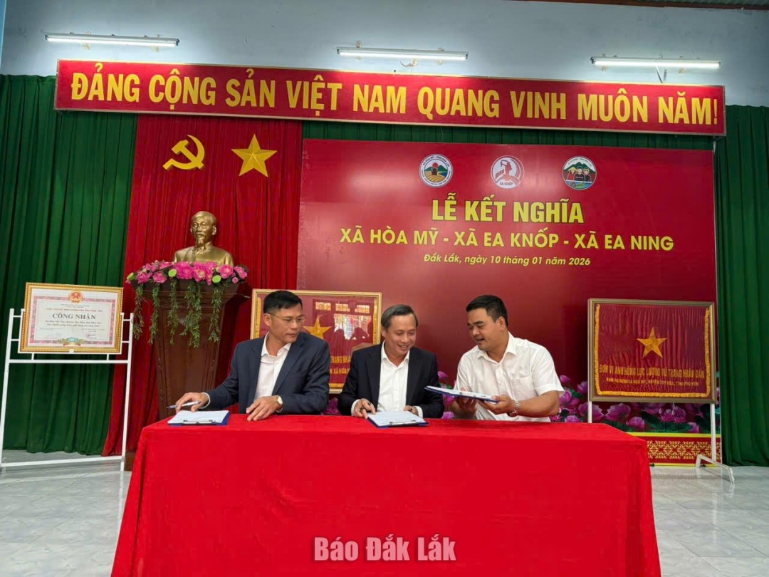 Lãnh đạo 3 xã ký kết biên bản kết nghĩa.