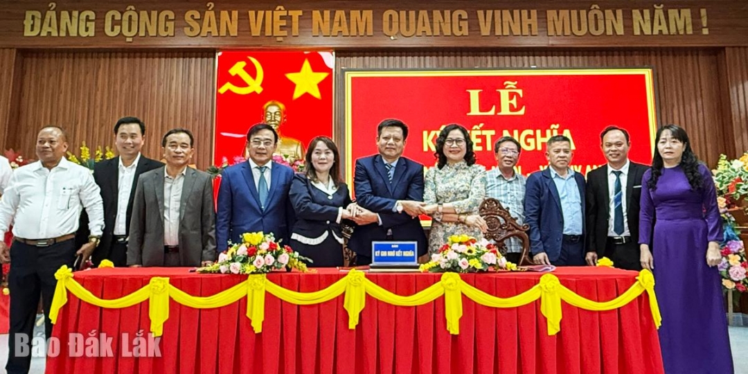 Lãnh đạo 3 xã thực hiện nghi thức ký kết.