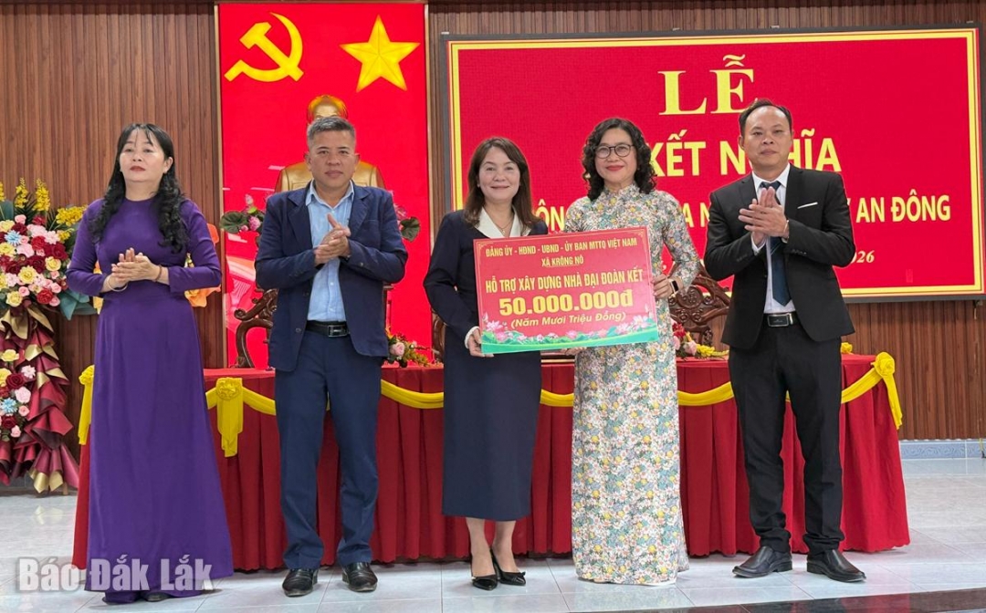 Lãnh đạo xã Krông Nô trao tiền hỗ trợ xây nhà đại đoàn kết cho lãnh đạo xã Tuy An Đông.