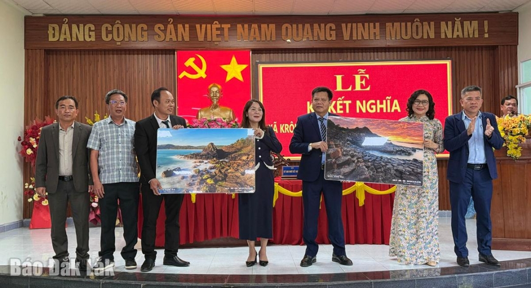 Lãnh đạo xã Tuy An Đông tặng quà lưu niệm cho hai xã Ea Nuôl và Krông Nô.