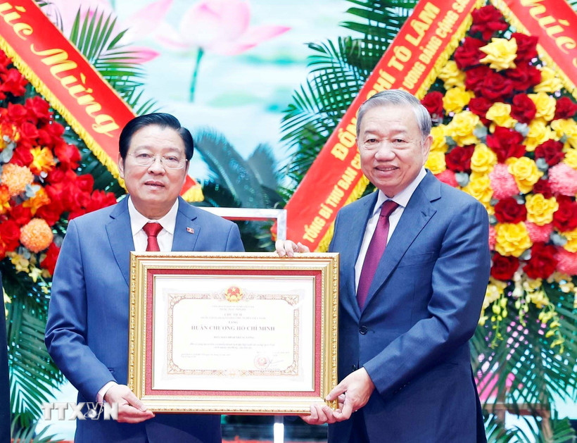 Tổng Bí thư Tô Lâm trao Huân chương Hồ Chí Minh tặng Ban Nội chính Trung ương. Ảnh: TTXVN