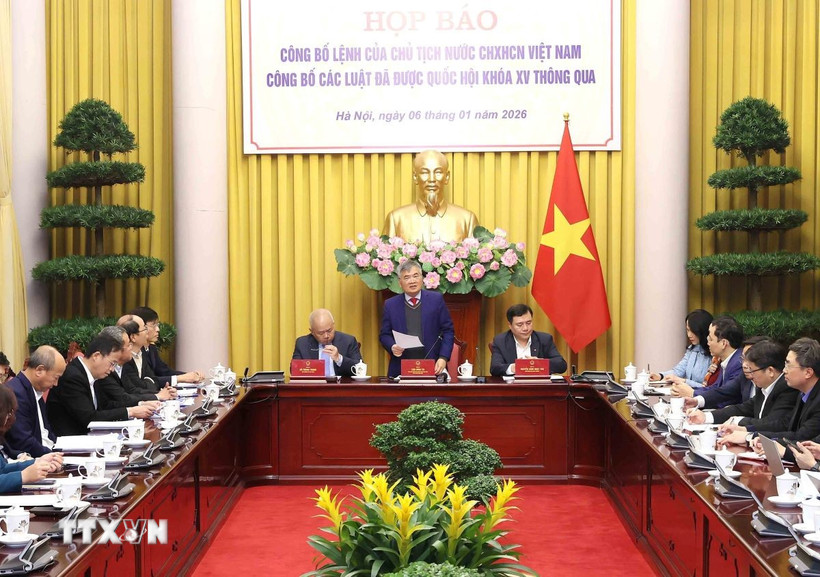 Phó Chủ nhiệm Văn phòng Chủ tịch nước Cấn Đình Tài chủ trì Họp báo. Ảnh: TTXVN