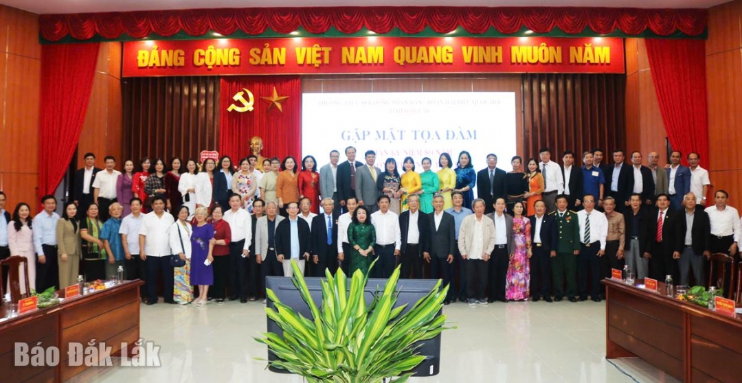 Các thế hệ đại biểu ghi lại những khoảng khắc gặp nhau.