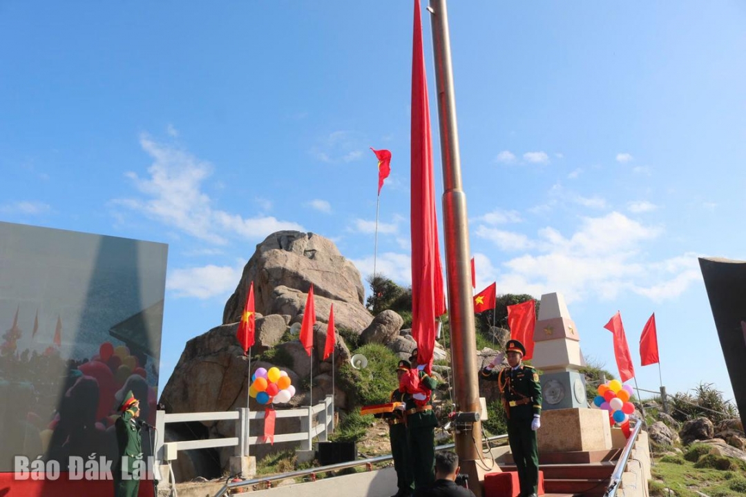 Thiêng liêng nghi thức thượng cờ tại lễ chào cờ đầu năm Mũi Điện.