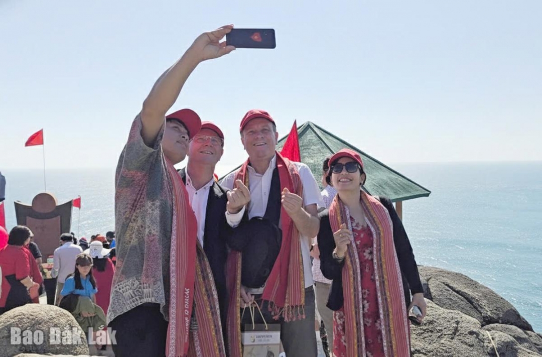 Khách quốc tế check-in cùng bạn bè tại nơi đón bình minh đầu tiên trên đất liền Việt Nam.