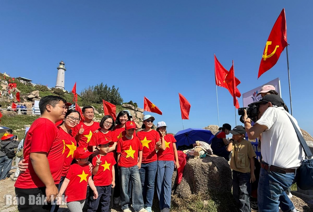 Nhiều gia đình, nhóm bạn chọn lễ chào cờ đầu năm tại Mũi Điện là hành trình du lịch cho dịp lễ dài ngày.