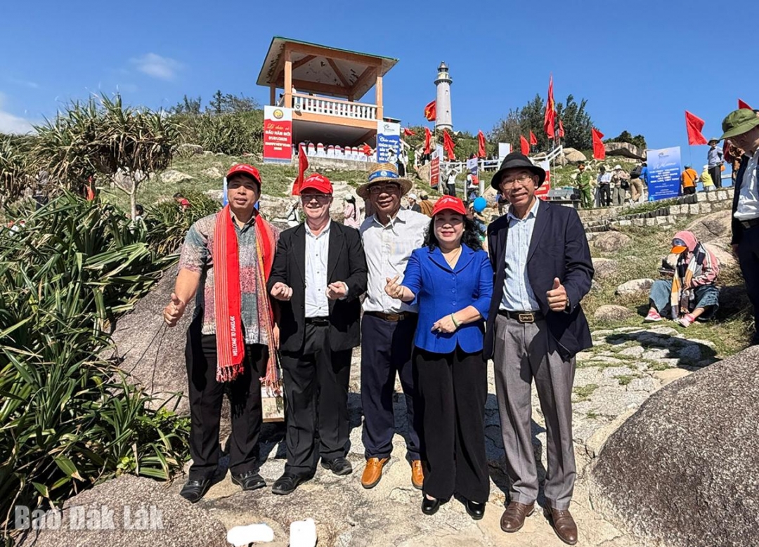 Đồng chí Cao Thị Hòa An, Phó Bí thư Thường trực Tỉnh ủy, Chủ tịch HĐND tỉnh chụp hình cùng những vị khách đầu tiên đến Đắk Lắk trong năm mới tại Mũi Điện.