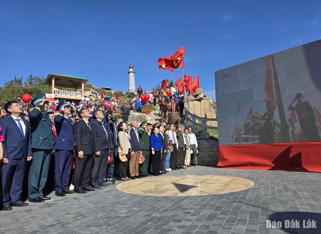 Các đại biểu thực hiện nghi thức chào cờ đầu năm mới tại mũi Đại Lãnh - nơi đón ánh bình minh đầu tiên trên đất liền Việt Nam.