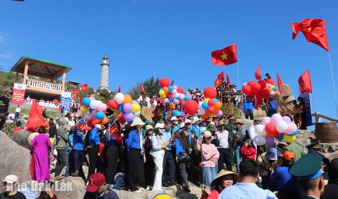 Đông đảo người dân, du khách dự lễ và tham quan Mũi Điện.