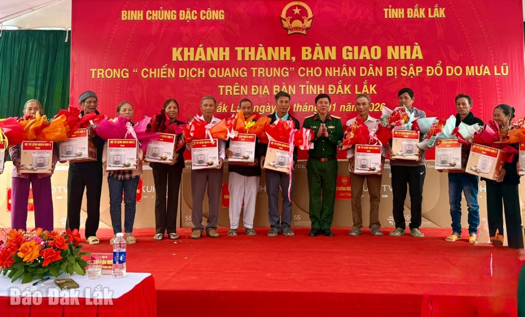 Đại tá Cao Văn Mười, Phó Tham mưu trưởng Quân khu 5 trao quà tặng các gia đình.