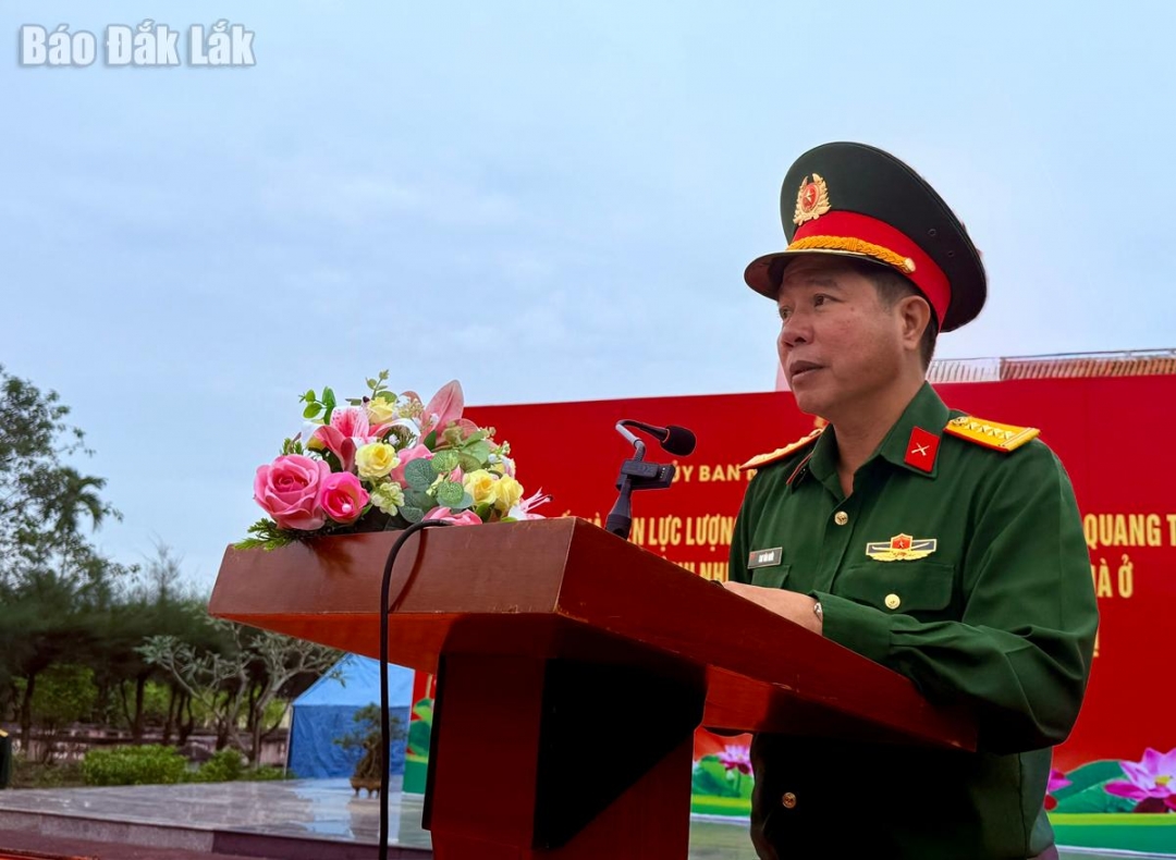 Đại tá Cao Văn Mười, Phó Tham mưu trưởng Quân khu 5 phát biểu tại buổi lễ. Ảnh: Ngọc Dung