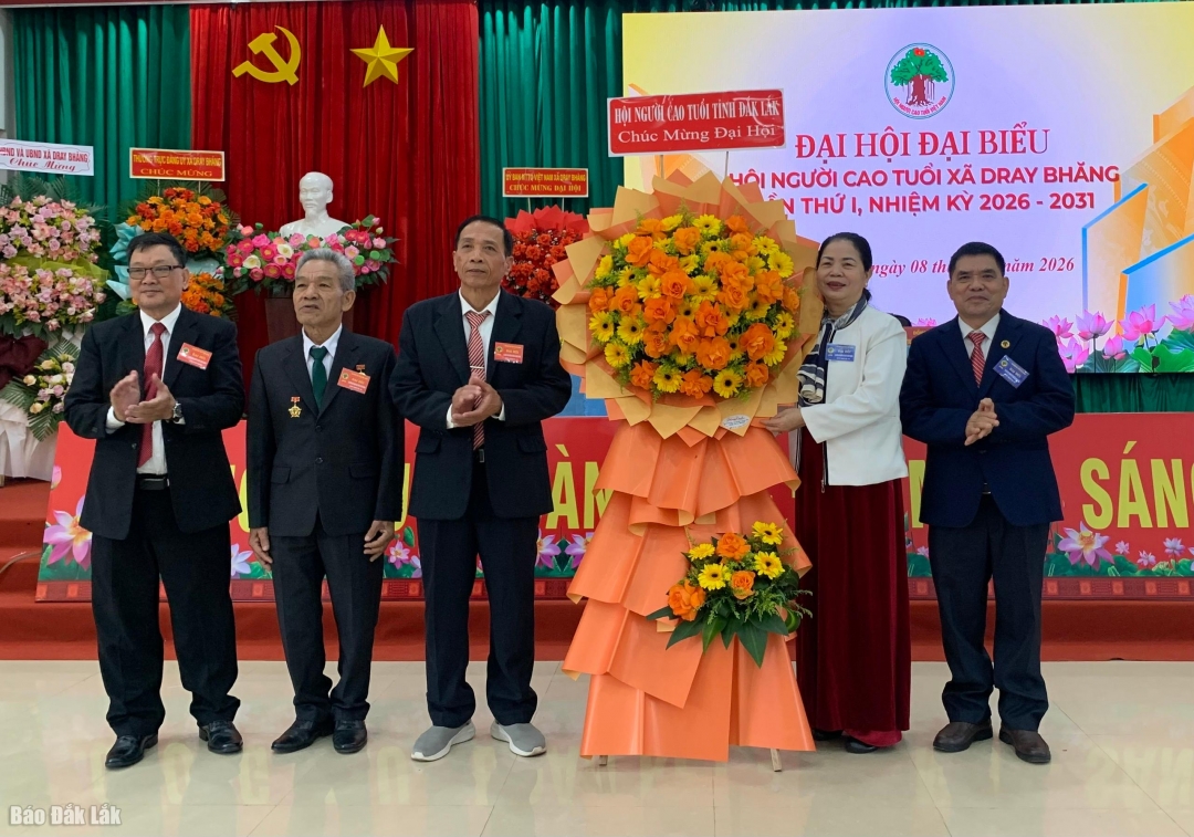 Chủ tịch Hội NCT tỉnh Triệu Thị Ngoan tặng hoa chúc mừng đại hội