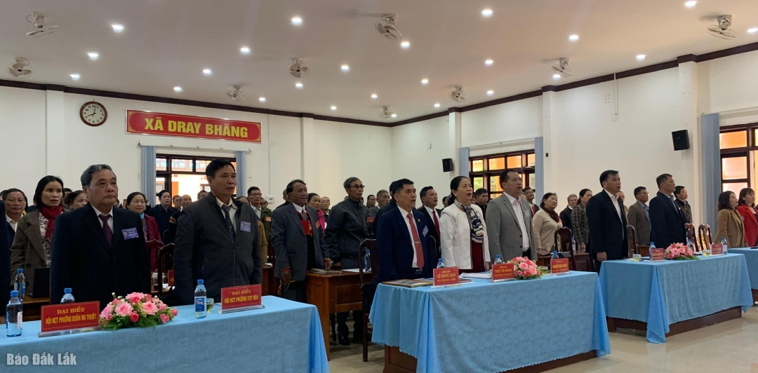 Đại biểu dự đại hội tham gia lễ chào cờ.