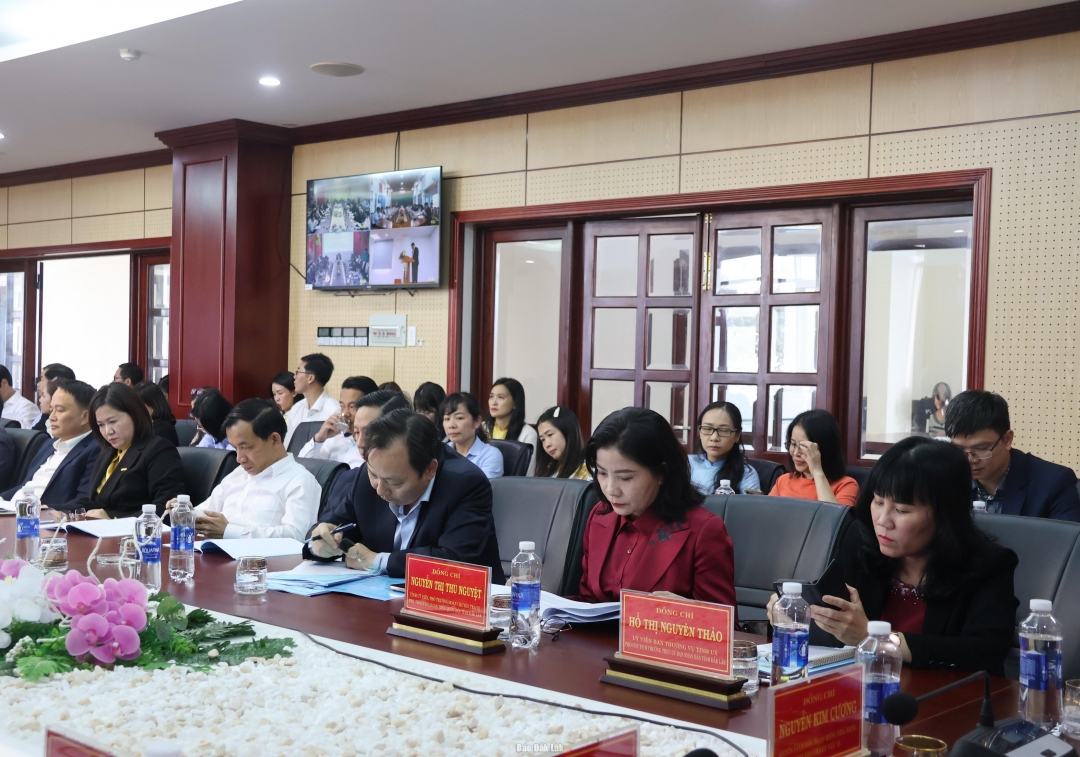 Lãnh đạo tỉnh Đắk Lắk và các đại biểu dự hội nghị