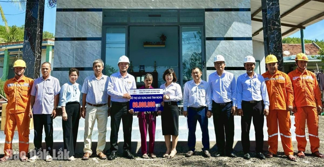 Công ty Điện lực Đắk Lắk hỗ trợ tiền xây nhà cho người dân.