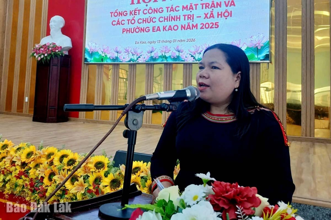 Phó Bí thư Thường trực Đảng ủy phường Ea Kao H Ler Êban phát biểu tại họi nghị