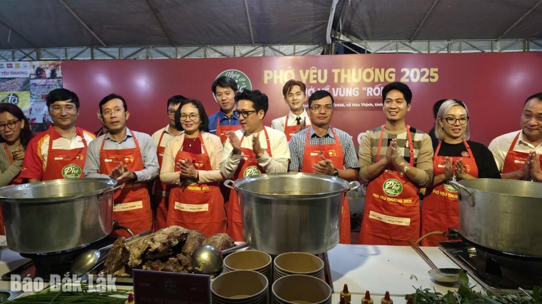 Ban tổ chức và Nghệ sĩ Trường Giang cùng đại diện các sở, ban, ngành tỉnh Đắk Lắk thực hiện nghi thức nổi lửa nấu phở