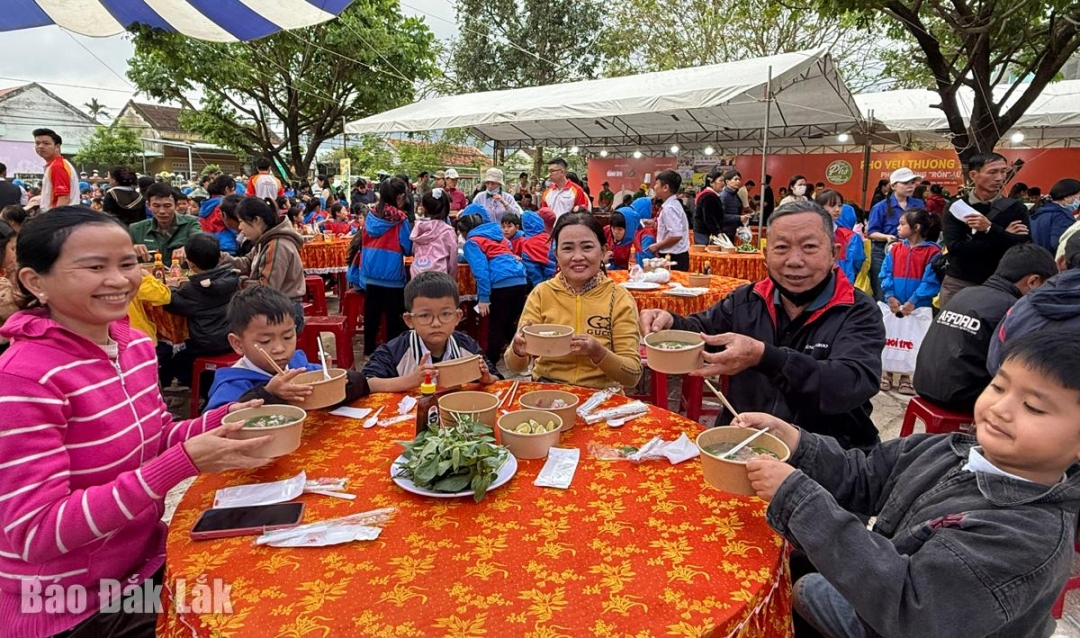 Người dân thưởng thức những tô phở nóng đầy yêu thương.