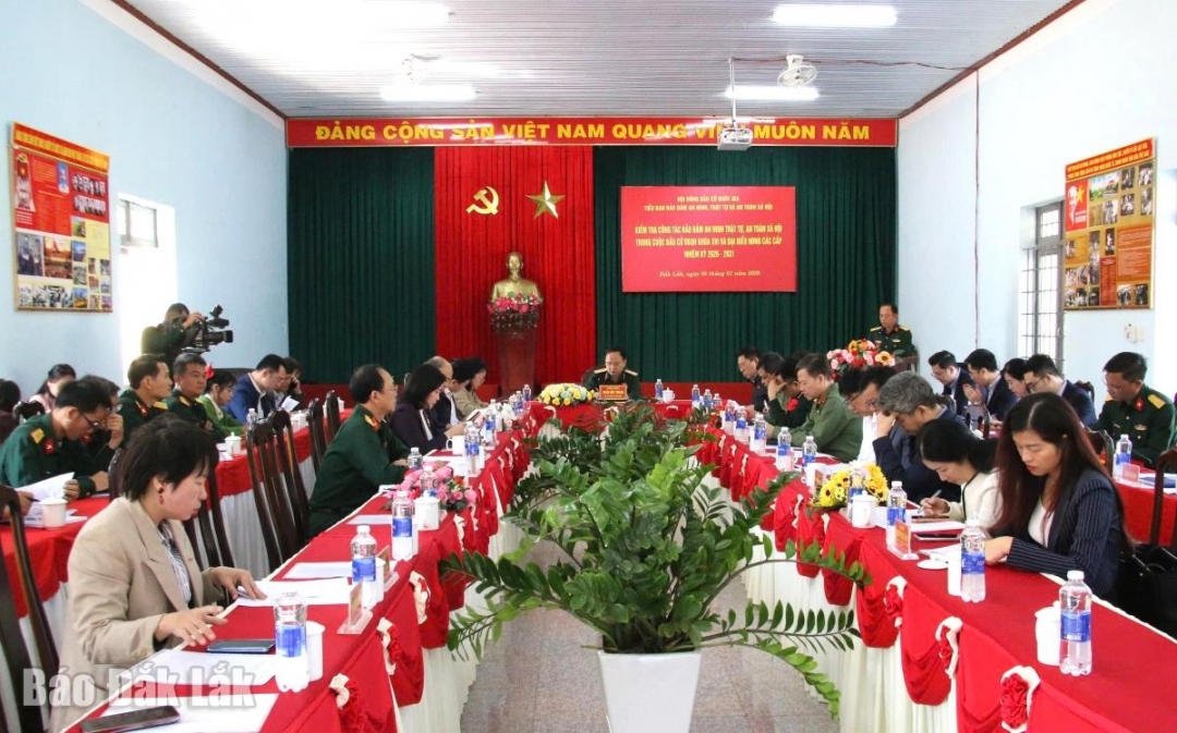 Quang cảnh buổi làm việc tại Tiểu đoàn 303, Trung đoàn 584, Bộ Chỉ huy Quân sự tỉnh.