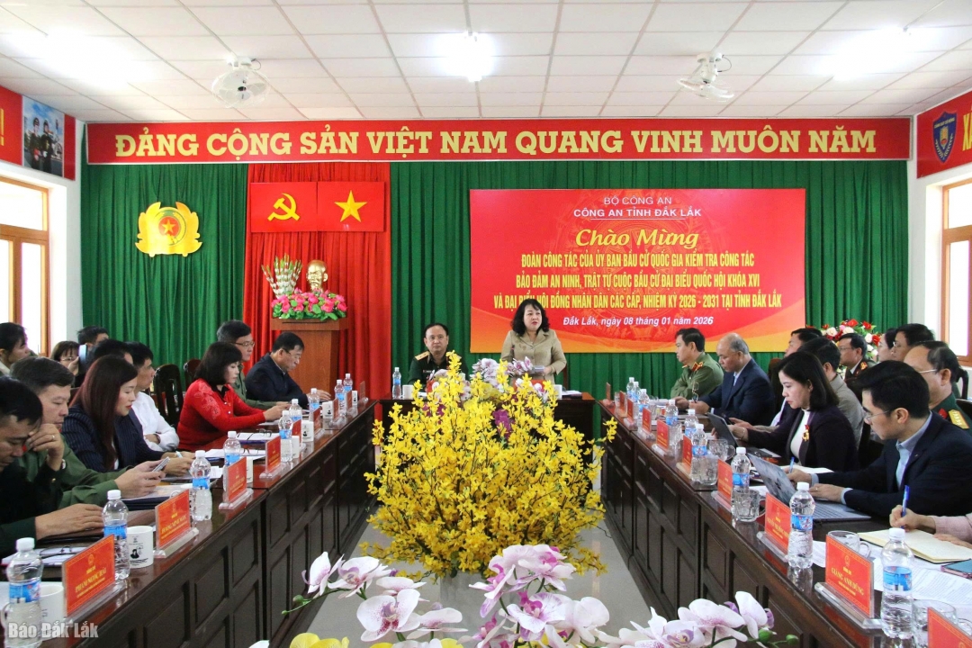 Quang cảnh buổi làm việc tại Phòng Cảnh sát Cơ động, Công an tỉnh.