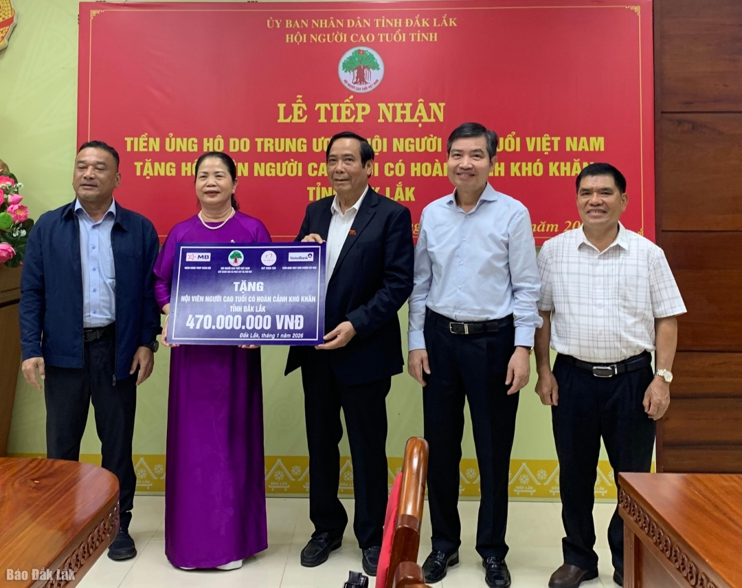Chủ tịch Hội NCT Việt Nam Nguyễn Thanh Bình trao bảng tượng trưng cho Chủ tịch Hội NCT tỉnh Đắk Lắk Triệu Thị Ngoan