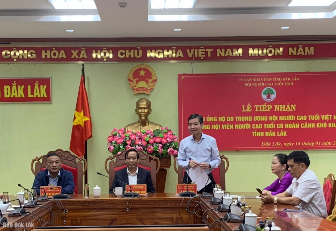 Chủ tịch UBND tỉnh Tạ Anh Tuấn phát biểu