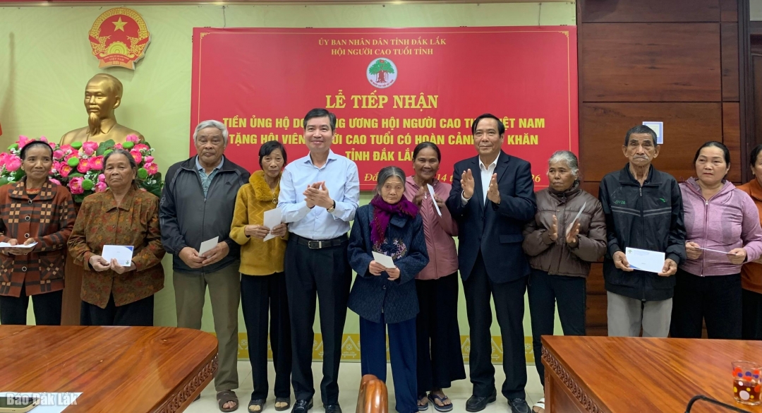 Chủ tịch Hội NCT Việt Nam Nguyễn Thanh Bình và Chủ tịch UBND tỉnh Tạ Anh Tuấn trao quà hỗ trợ cho NCT xã Quảng Phú 