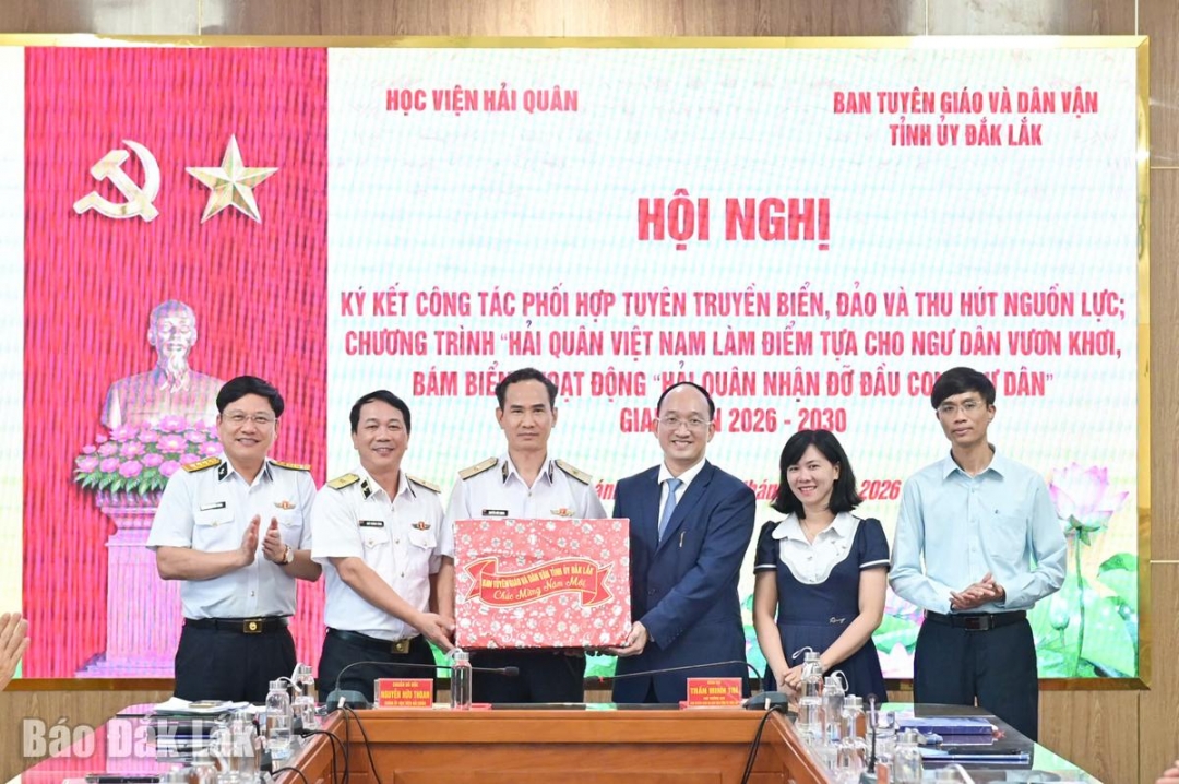 Lãnh đạo Ban Tuyên giáo và Dân vận Tỉnh ủy tặng quà cho Học viện Hải quân.