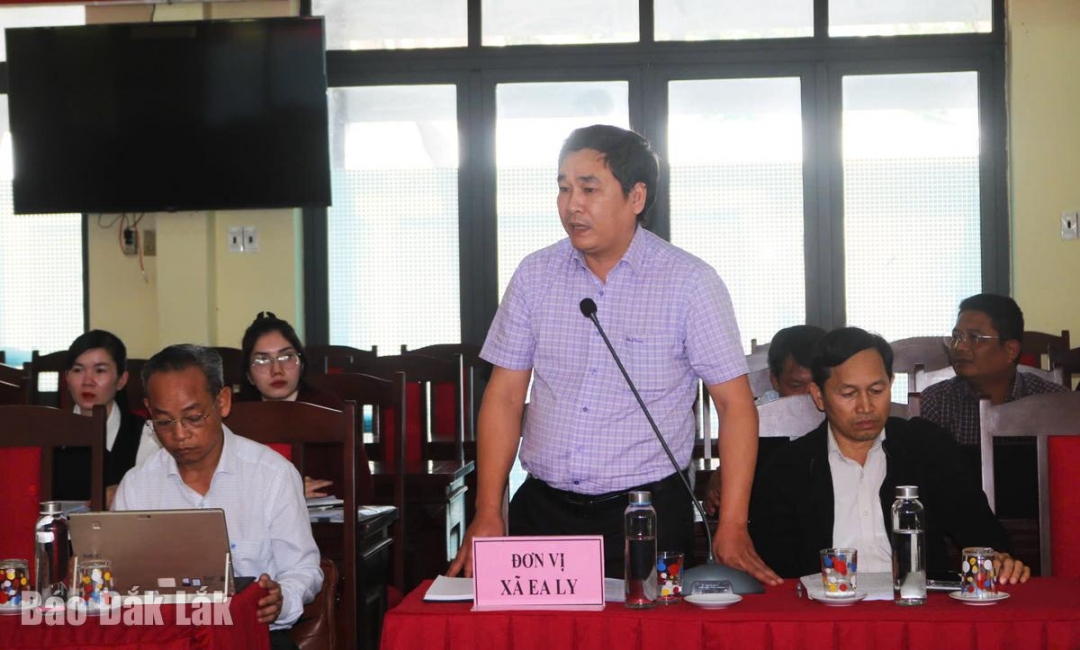 Lãnh đạo xã Ea Ly báo cáo công tác bầu cử của địa phương đến thời điểm hiện tại.