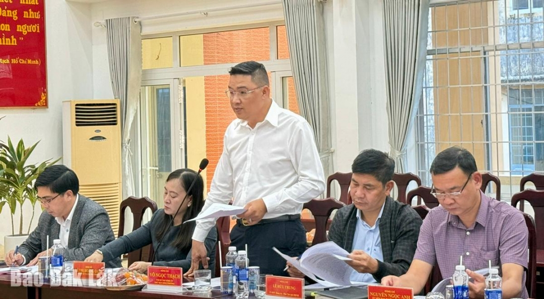 Đại diện Ban Chỉ đạo công tác bầu cử của phường Sông Cầu báo cáo công tác chuẩn bị bầu cử đến thời điểm này của phường.