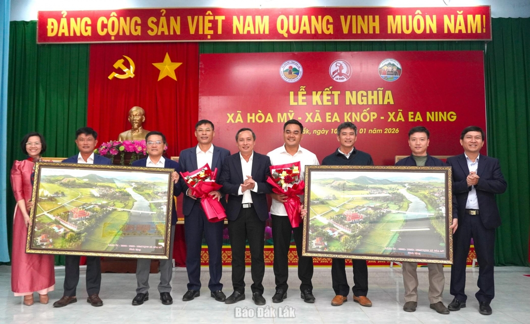 Lãnh đạo xã Hòa Mỹ tặng quà cho lãnh đạo xã Ea Ning và xã Ea Knốp.