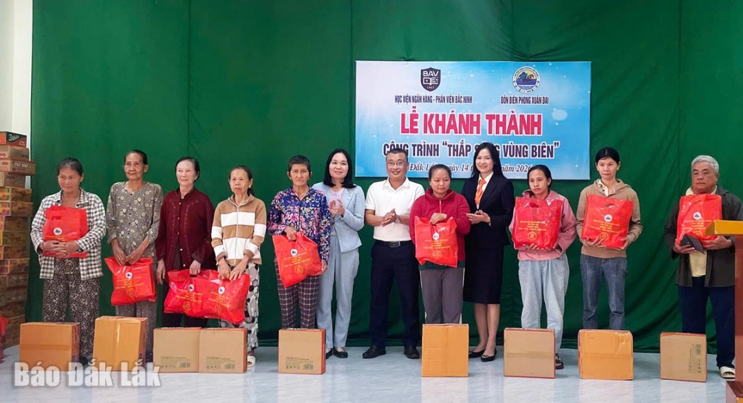 Lãnh đạo phường và các đơn vị tặng quà cho người dân có hoàn cảnh khó khăn của khu phố Phương Phú