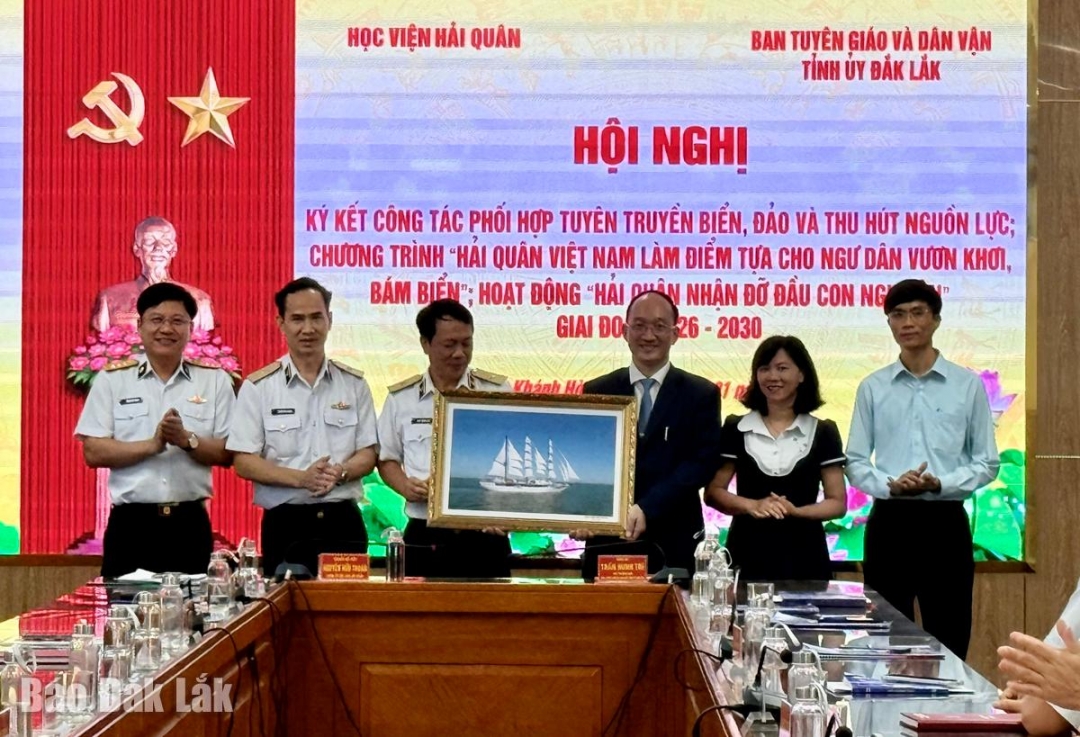 Chuẩn đô đốc Nguyễn Hữu Thoan, Chính ủy Học viện Hải quân trao tặng biểu trưng tàu Hải quân cho lãnh đạo Ban Tuyên giáo và Dân vận Tỉnh ủy.