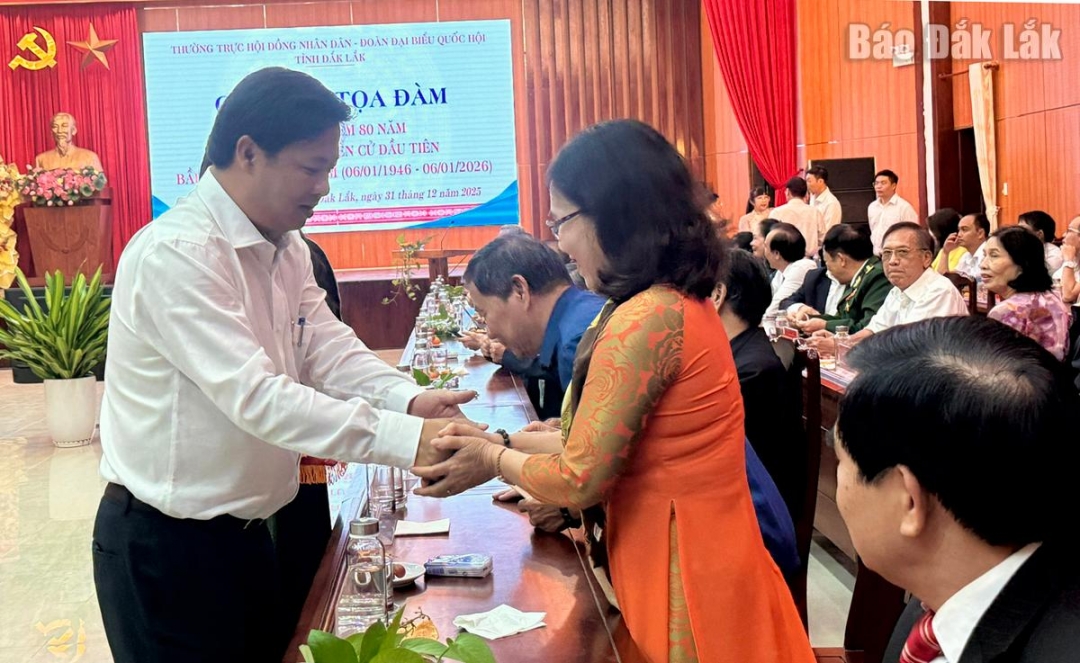 Đồng chí Lương Nguyễn Minh Triết, Ủy viên dự khuyết Trung ương Đảng, Bí thư Tỉnh ủy chúc mừng các thế hệ đại biểu quốc hội nhân dịp 80 năm.