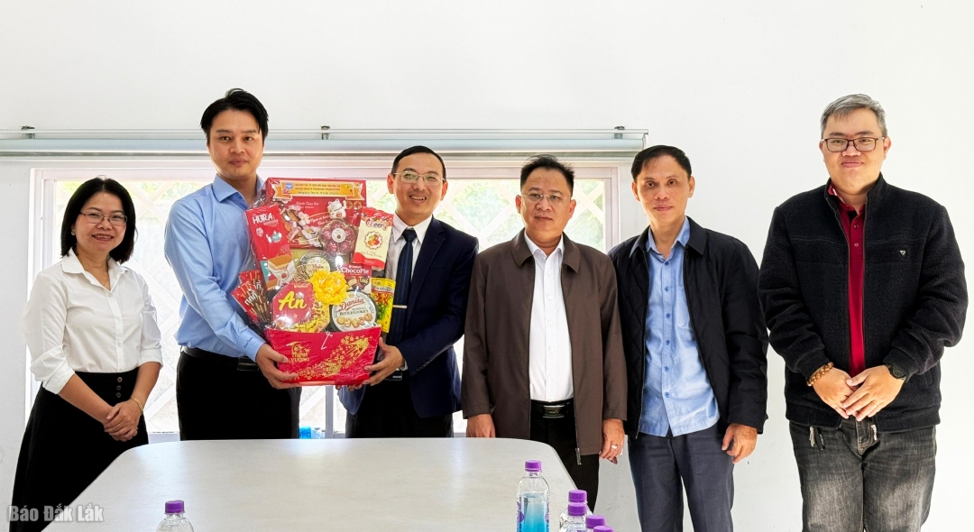 Đoàn công tác thăm, tặng quà Công ty TNHH