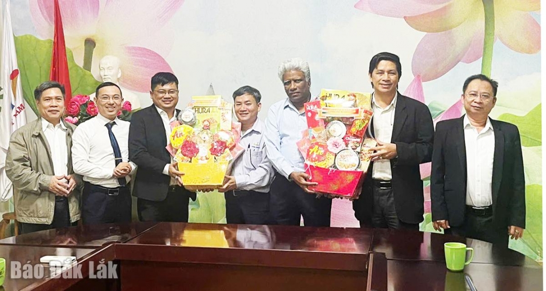 Đoàn công tác thăm, chúc mừng Công ty TNHH Công nghiệp KCP Việt Nam.