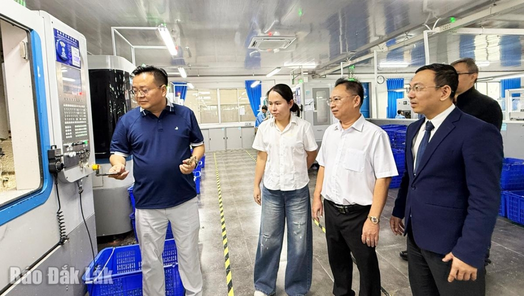 Đoàn công tác thăm và tham quy trình sản xuất kính của 