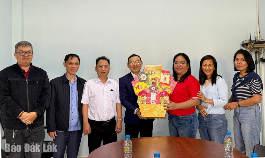 Đoàn công tác thăm, chúc mừng 