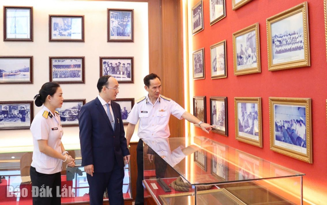 Lãnh đạo Ban Tuyên giáo và Dân vận Tỉnh ủy tỉnh tham quan Phòng truyền thống của Học viên Hải quân. 