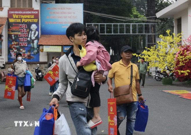 Về quê đón Tết. Ảnh: TTXVN