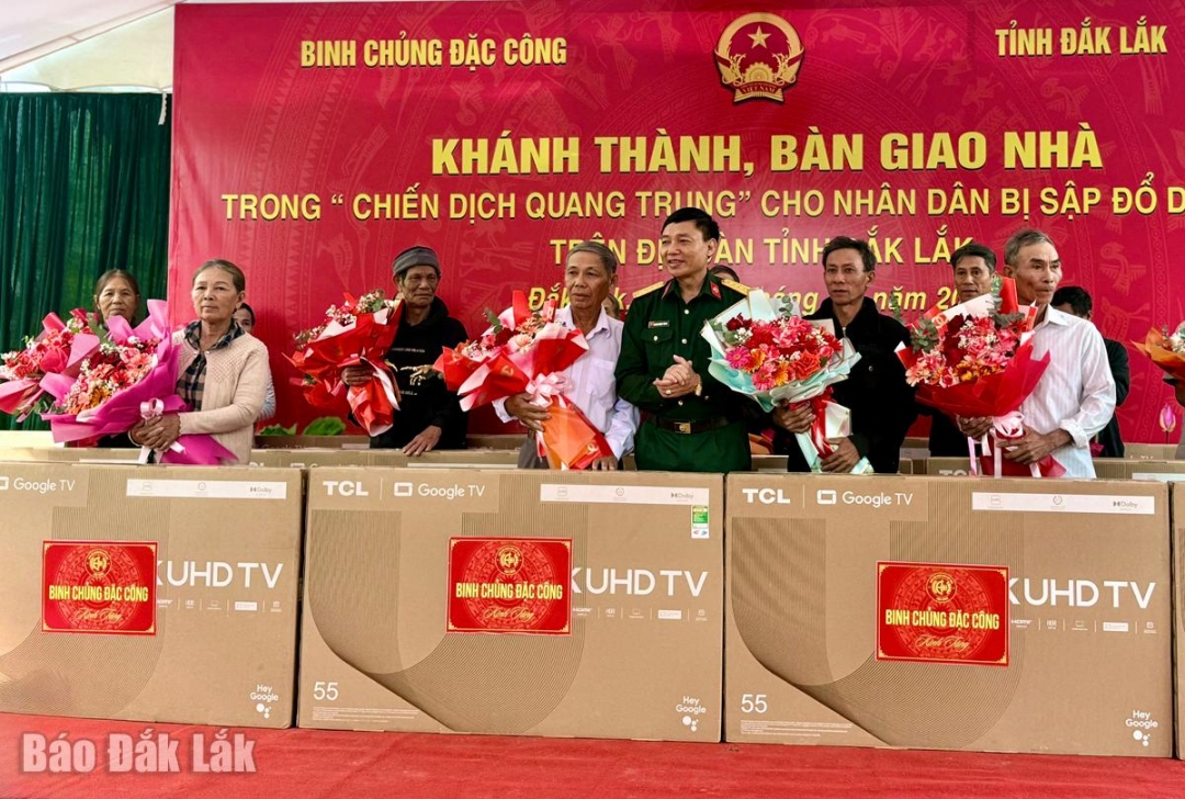 Lãnh đạo Binh chủng Đặc công tặng ti vi cùng những phần quà thiết thực đến các gia đình.