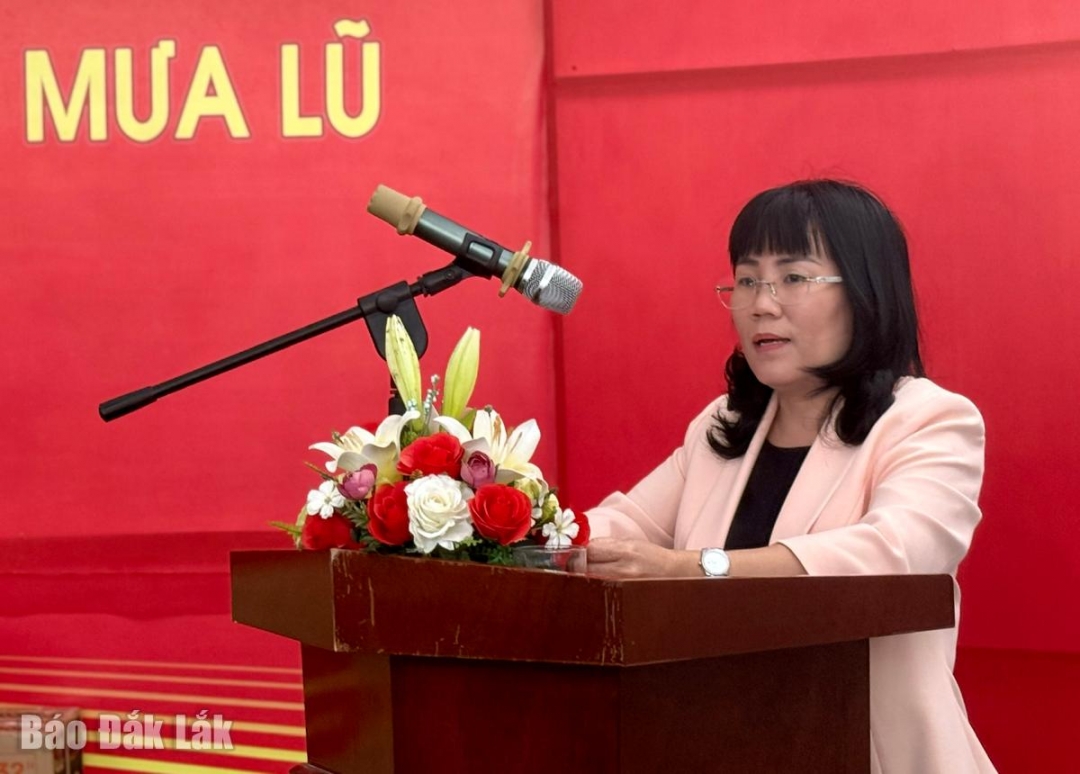 Phó Chủ tịch Thường trực UBND tỉnh Hồ Thị Nguyên Thảo cảm ơn sự quan tâm, hỗ trợ kịp thời của Quân khu 5, Bộ CHQS tỉnh đối với nhân dân vùng lũ. 