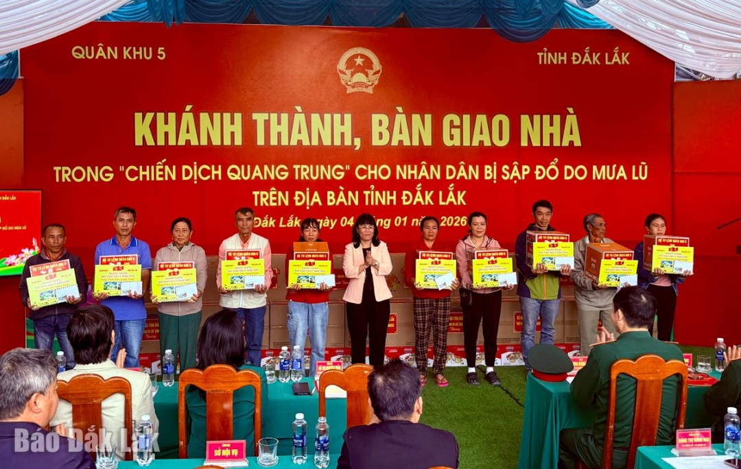 Đồng chí Hồ Thị Nguyên Thảo, Ủy viên Ban Thường vụ Tỉnh ủy, Phó Chủ tịch Thường trực UBND tỉnh trao quà của UBND tỉnh cho các hộ dân.
