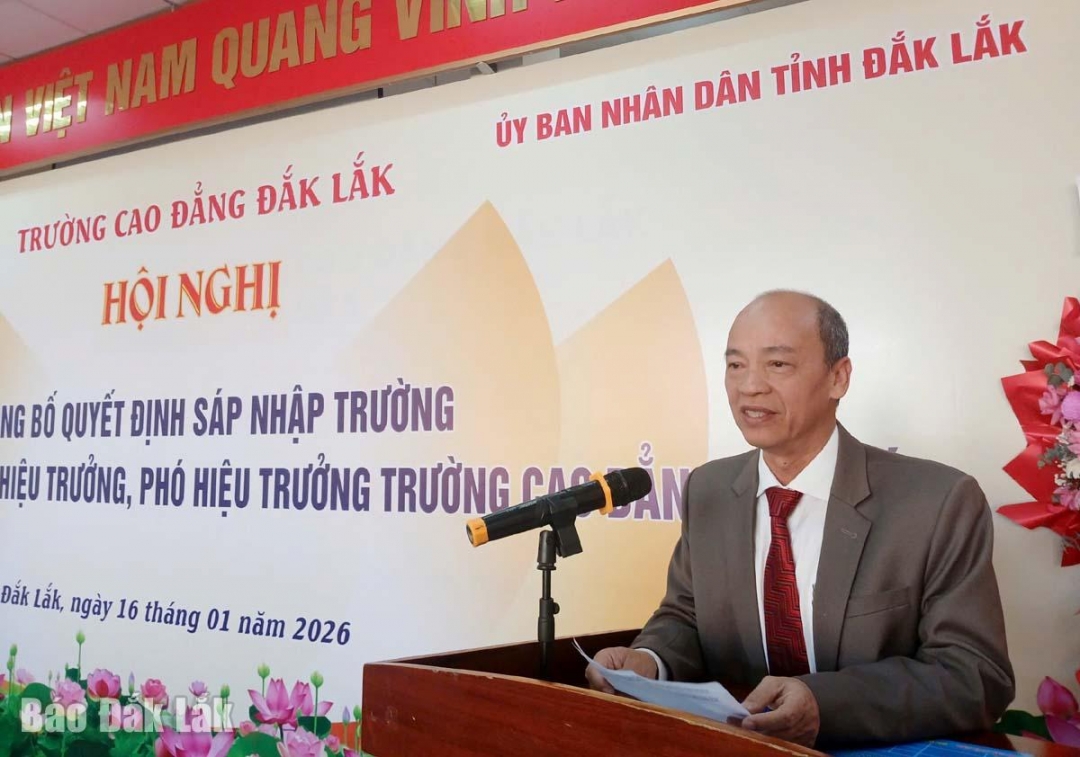 Tiến sĩ Đặng Văn Lái, Hiệu trưởng Trường Cao đẳng Đắk Lắk phát biểu nhận nhiệm vụ.