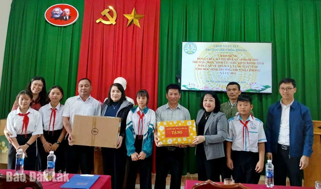 Phó Bí thư Thường trực Tỉnh ủy, Chủ tịch HĐND tỉnh Cao Thị Hòa An cùng đoàn công tác tặng máy vi tính cho Trường THCS Hòa Phong (xã Cư Pui)